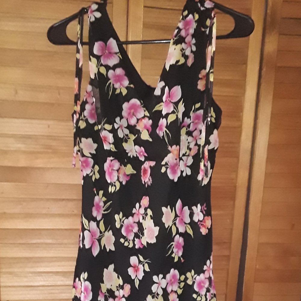 New York & Co Black Pink Floral Chiffon Sleevles Empire Waist  VNeck Lined Dress